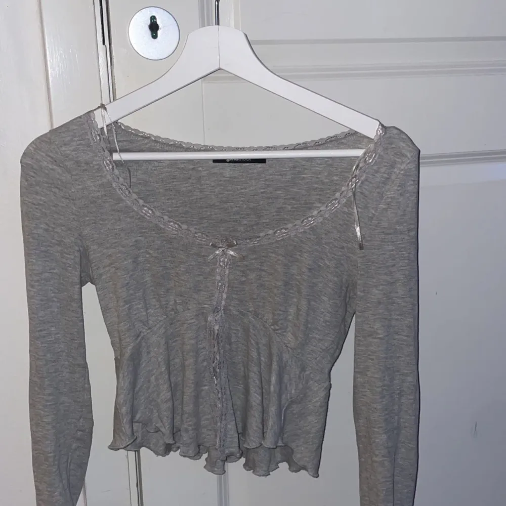 Lace detail top ifrån gina tricot men är köpt på nelly för 249 kronor. Toppen är i bra skick och är knappast använd. Skriv till mig för fler bilder på toppen. Pris kan diskuteras!. Tröjor & Koftor.