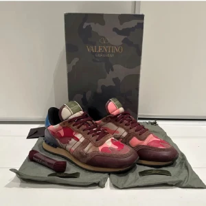 Rockrunners  - Dessa valentino rockrunners är i gott skick utan större defekter i storlek 40. dustbags, extrasnören och äktenhetsbevis ingår. BOX INGÅR INTE.