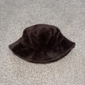 Bik Bok, mössa/hatt - Lurvig/hårig mössa/hatt. 