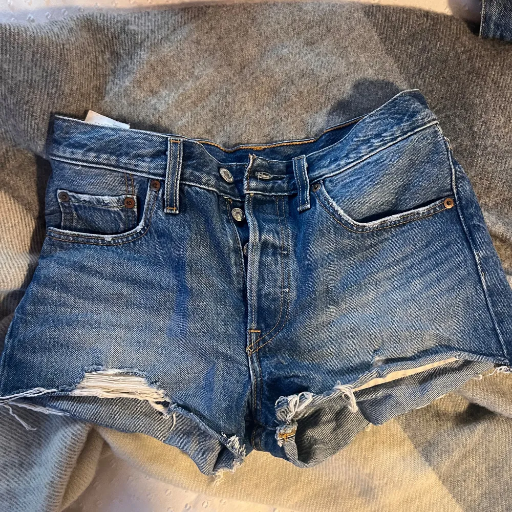 Jätte fina Levis shorts dom är i modell 501. Använda Max 4-5 ggr då dom inte passar mig längre . Jeans & Byxor.