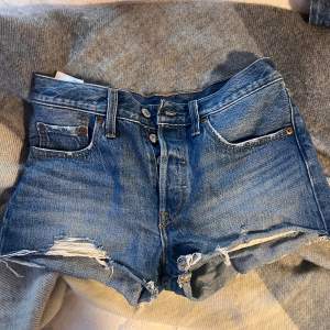 Jätte fina Levis shorts dom är i modell 501. Använda Max 4-5 ggr då dom inte passar mig längre 