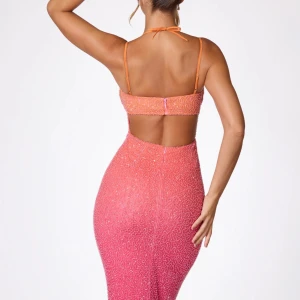 Oh polly klänning  - Jättefin festklänning med öppning vid ryggen och slit baktill, perfekt till event nu under sommaren. 🤩  Den är helt slut på hemsidan.  Storlek 6/XS