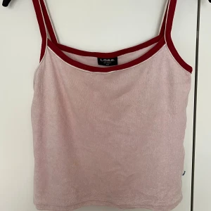 Linne - Supergulligt ljusrosa linne med röda axelband som passar perfekt nu till sommaren! 🌸linnet har tyvärr en jätteliten fläck framtill (se bild 3) 