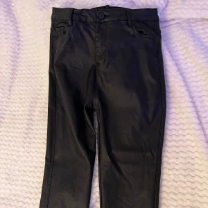 Skinnbyxor - Jättefina skinnbyxor med ett skönt o varmt material innuti.