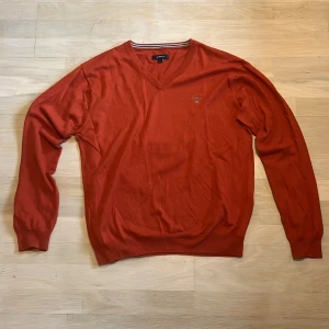 Röd/orange Gant tröja - Väldigt stilig Gant tröja med en väldigt härlig färg. Den är i storlek XL och är i väldigt bra skick!