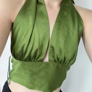 Halterneck topp - Aldrig använd Knyter vid nacken och vid midjan Passar de som har M