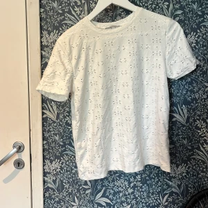 vit t-shirt från zara  - säljer denna vita t-shirt från zara pga ingen användning, helt ny aldrig använd och inga defekter skriv om mer frågor eller bilder💗