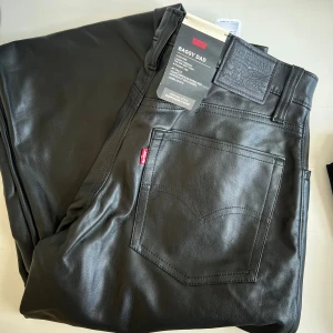 Levis Baggy Dad Faux Leather - Baggy Dad Jeans i fuskläder, skönt material och supersnygga! Aldrig använda 