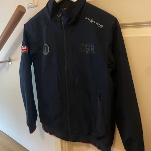 Sail Racing jacka - Hej Säljer nu min jacka då jag har växt ur den. Den är i bra sick och inga skador. Priset kan diskuteras vid snabb affär 