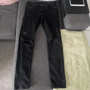 Svarta jeans - Säljer ett par svarta jeans från Dr. Denim med hål i🙌🏻Strl. 32/32. Modellnamnet är ”Chase”, och modellen ”black ripped knees A03”. Är i använt skick men ändå bra🤩Nypris: 699kr.  Billiga kläder➡️min profil😚
