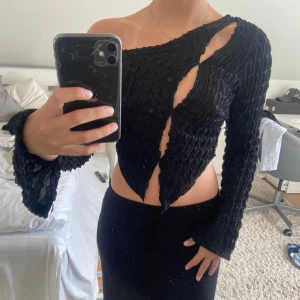Svart topp med slits - Jättefin festlig topp från Shein! Denna är använd en enstaka gång och ser därför helt ny ut. Armarna har en liten slits där nere🖤