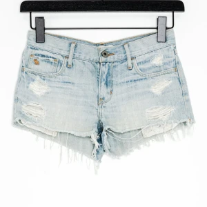 Snygga lågmidjade shorts - Supersnygga lågmidjade jeansshorts. Köptes från Zalando men var för små så helt oanvända💕