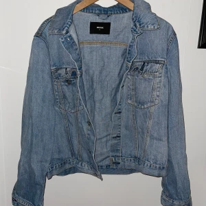 Jeansjacka - En ljusblå, croppad jeansjacka från BikBok som har varit väl omhändertagen