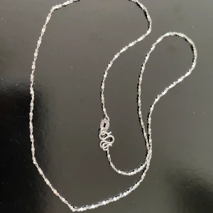 925 Silverpläterade Halsband  - Stämplade  Finns 18.20.22 tum kvar  125kr/st 