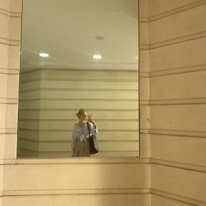 Kort kjol  - En kort ljus brun kjol från Gina tricot. Andvänt ett par gånger men inte trasig på något sätt. 