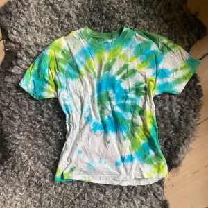 Batik T-shirt - Cool batik T-shirt - köpt i Köpenhamn. Står ingen storlek, men skulle säga att det är en S