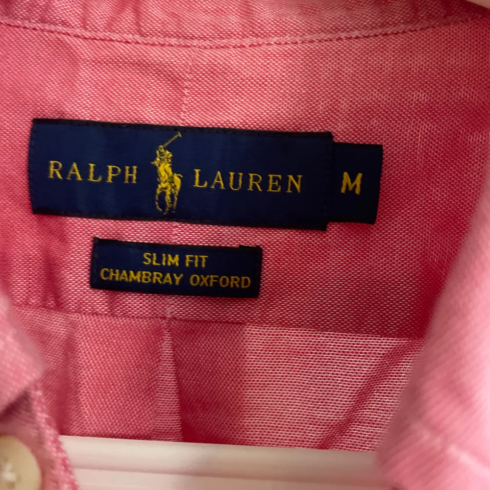 Ralph Lauren skjorta  skick 10/10, storlek M, Mer frågor är det bara att skicka privat svarar snabbt Nypris 1599 mitt pris 449. Skjortor.