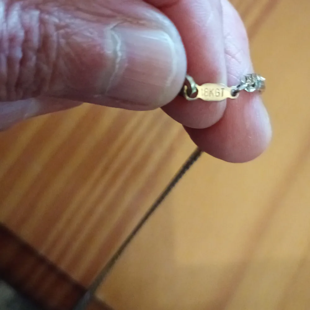 Halsband guldfärgad plätering med stämpel 18 K GT på brickan.. Accessoarer.