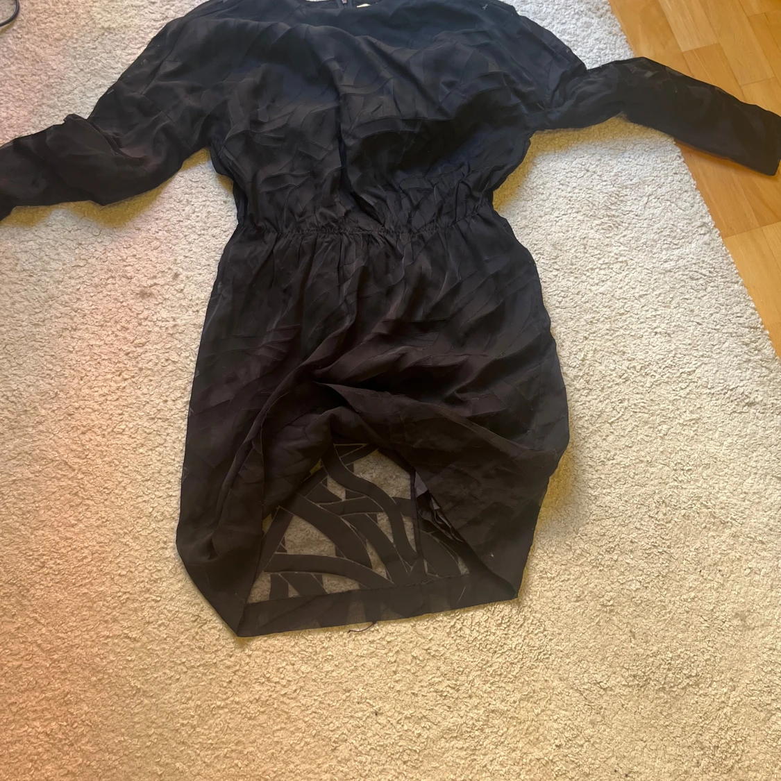 Snygg Whyred klänning med svart mönstrat tyg