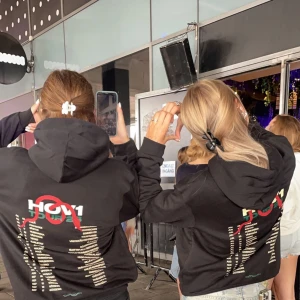 Hov1 - Säljer 2 ordinarie hov1 biljetter till konstern i stockholm, zinkensdamm💕 kostar 100kr billigare, alltså 500kr styck💞