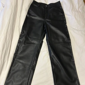 Skinnbyxor - Raka byxor från H&M. Knappt använda