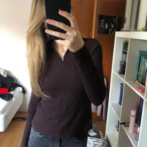 Zipup tröja - En enkel men snygg zipup tröja som knappt kommit till användning 💝💝ursprungligen köpt på vero moda