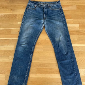 Levi’s 501 vintage - Ett par galet snygga 501:or ifrån Levis köpta secondhand på ettresex för något år sen. Är i samma skick som när de köptes, så lite slitningar tillkommer. Nypris: 1200kr. Storlek 32/34, men sitter som 30/32. 