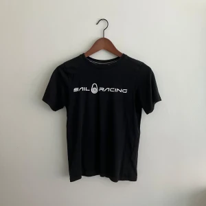 Sail Razing T-shirt - Snygg t-shirt med bra skick 8/10 nypris på denna är 350 säljs nu för 75 tröjan passar de som är 148-158 CM