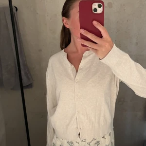 Kofta HM - Superfin basic kofta från hm så går att klä både upp och ner, passar till alla tillfällen 🥰 storlek L, men jag är vanligtvis S och det är jag på bilderna 