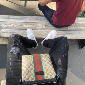 Gucci väska köpt från Gucci affären i Stockholm. Finns kvitto.   Väskan tillverkas inte av gucci längre och det nyköpta priset är 6500kr  Finns att hämta i Västerås