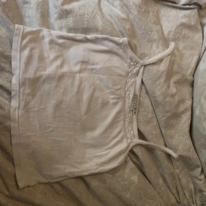 vitt linne - ett vill linne i strl. s  köpt på plick tidigare  en liten del utav spetsen har rivits upp men den är ändå väldigt fin. 