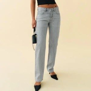 Gråa jeans  - Säljer dessa fina jeans från Ginatricot i storlek 34🌸 byxorna är i väldigt fint skick! 🩷