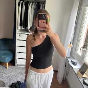 One shoulder top - En oanvänd one shoulder top från Gina tricot. I väldigt bra skick, som är perfekt för sommaren.