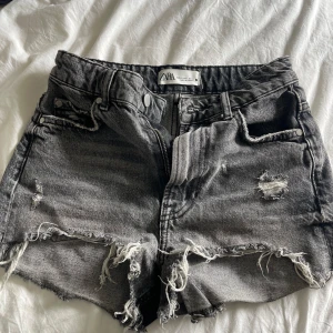Zara shorts -  Endast använda typ 2 ggr då de inte passar mig. Storlek 32 men passar även 34. Lite insydda därbak så det skulle passa bättre men inget som märks eller syns💗(köpt för 350 ungefär)