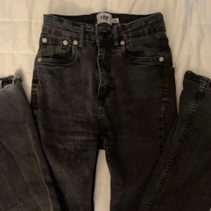 Svarta bootcut jeans - Superfina jeans.