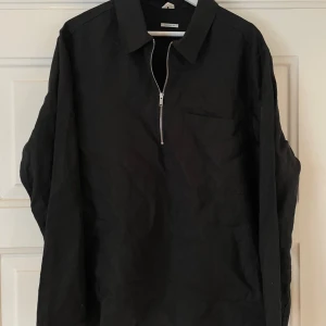 Skjort/tröja ARKET - En typ skjort/tröja köpt från arket, oanvänd då det var fel storlek.   900kr nypris 450 mitt pris