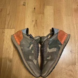 Valentino rockrunners - Valentino rockrunners i storlek 40. Ifall ni har mer frågor är de ba att fråga på!