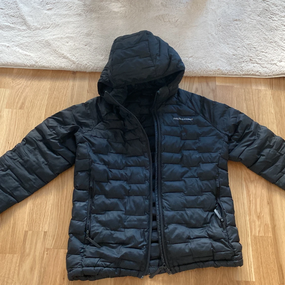 Svart peak performance jacka