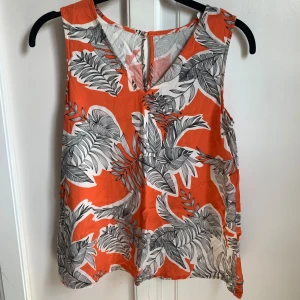 Mönstrat linne - Kappahl - Orange färgat mönstrat linne från Kappahl. Storlek 34. I mycket fint skick 🌸