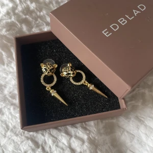 Säljer skitcoola örhängen  - Bra skick helt nya, fick dem i present vet därför inte vart dem är ifrån!, matrialet är bra ( inte äkta guld tror jag) är nickel fri iallafall! Säljer pga kommer aldrig till användning (du får med edblad kartongen när du köper!