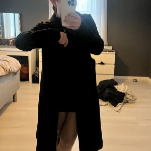 Svart kappa - Säljer min svarta kappa som jag köpte från zalando för att jag köpt en ny och inte använder denna så mycket!!💓💓