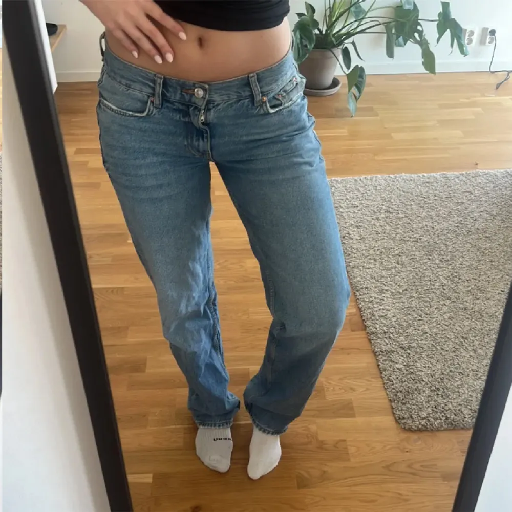 Lågmidjade jeans från Gina Tricot som sitter jättesnyggt. Kommer inte till användning 💓. Jeans & Byxor.