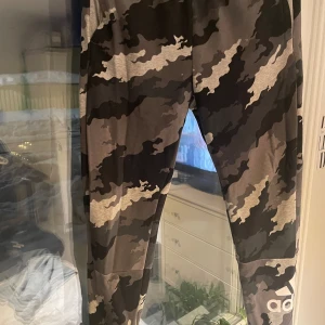 Adidasbyxor militär mönster -  De här byxorna är mycket bra skick använda tre till fyra gånger kände att de inte passade mig men tänker att de här kommer också komma till användning hos någon annan ;)