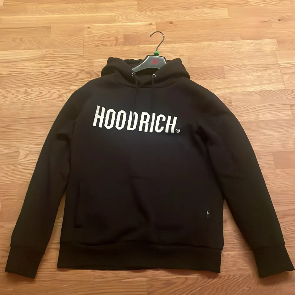 HoodRich svart hoodie med hemlig ficka, Storlek S. Köpt på JD sports.. Tröjor & Koftor.