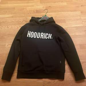 HoodRich svart hoodie med hemlig ficka, Storlek S. Köpt på JD sports.