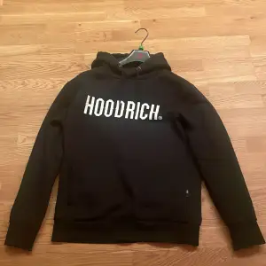 HoodRich svart hoodie med hemlig ficka, Storlek S. Köpt på JD sports.