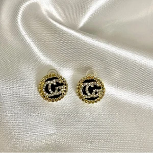 Runda örhängen  - Jag säljer dessa par runda örhängen som jag fick i present, men de har aldrig kommit till användning eftersom de inte riktigt är min stil.🫶🏻