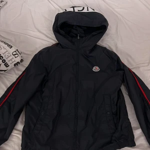 Moncler windbreaker - Moncler jacka i bra skick inga hål eller sånt. Äkta. Passar 165-170cm QR kod funkar också 