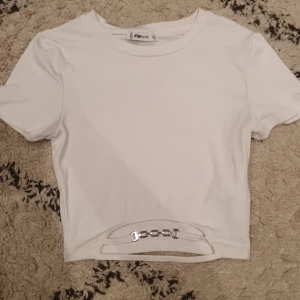 Vit tröja - Tröja från new yorker. Med nån metall grej vid magen. Storlek s❤️