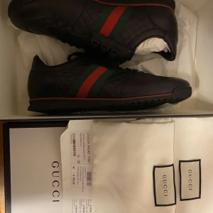 Gucci skor helt nya med låda - Säljer mina helt oanvända Gucci skor kvitto finns.